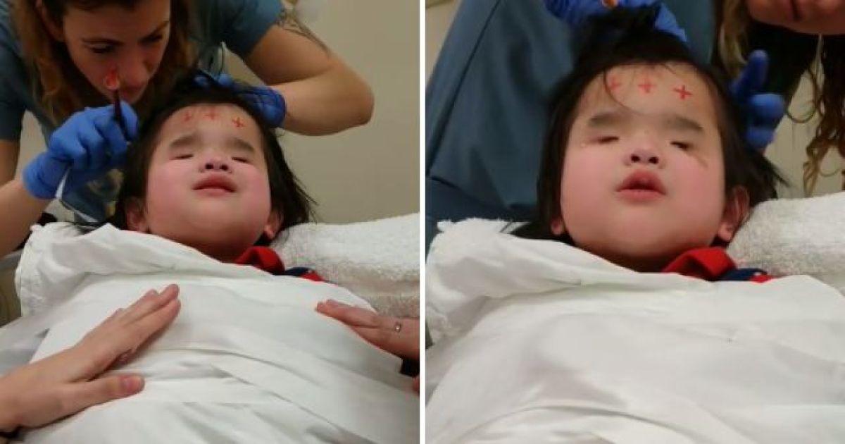 Este cel mai frumos lucru pe care l-ai văzut vreodată! Cum se liniștește o fetiță născută fără ochi, &icirc;n momentul &icirc;n care medicii o consultă