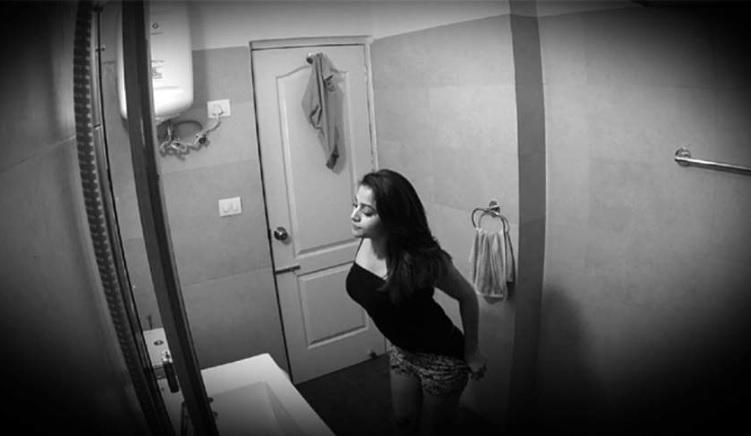 A ascuns o cameră video &icirc;n baie, ca să &icirc;și prindă soția cu amantul! Ce a urmat l-a lăsat mască