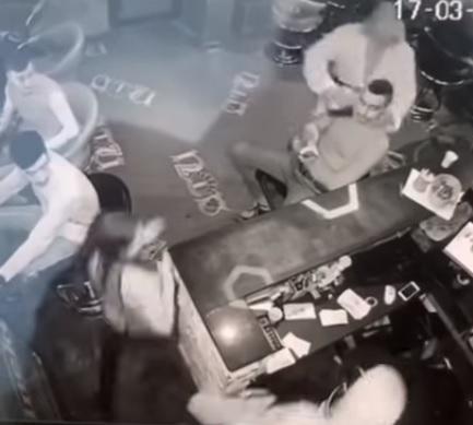 Video! Așa au arătat momentele de teroare din timpul jafului armat de la Pitești! Paznicului i-a pus un topor la g&acirc;t. Atenție, imagini șocante!