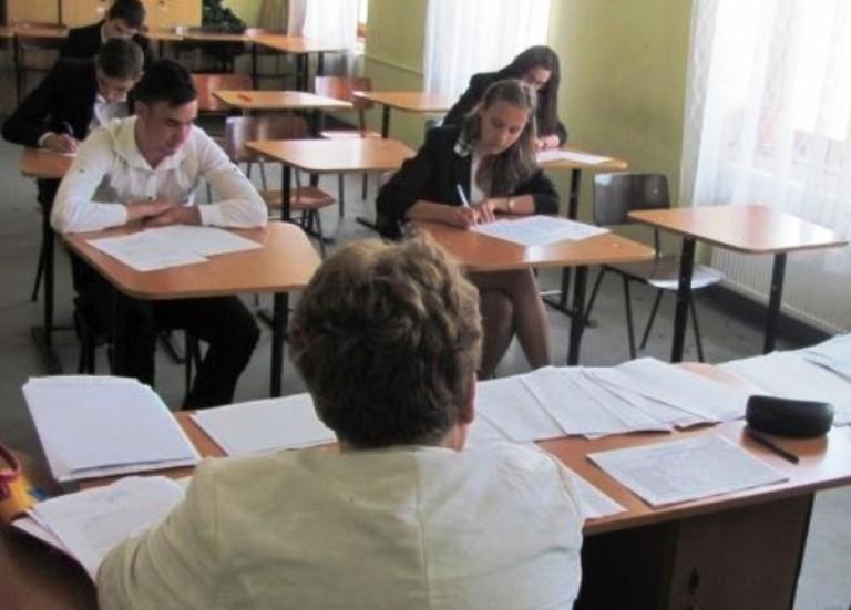 &Icirc;ncepe simularea examenului de Bacalaureat, cu proba la Limba Rom&acirc;nă, pentru clasele a Xl-a şi a XII-a