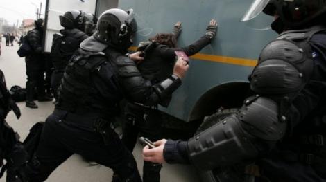 Haiduci români în Spania. Se deghizau în polițiști și jefuiau traficanți de droguri în toată Spania: S-au auzit împușcături!