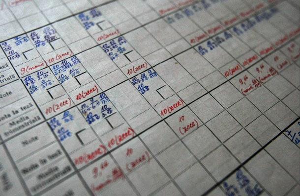 Lovitură grea pentru 1200 de elevi din Rom&acirc;nia. Părinții văd notele elevilor online și primesc sms c&acirc;nd copiii lipsesc de la școală