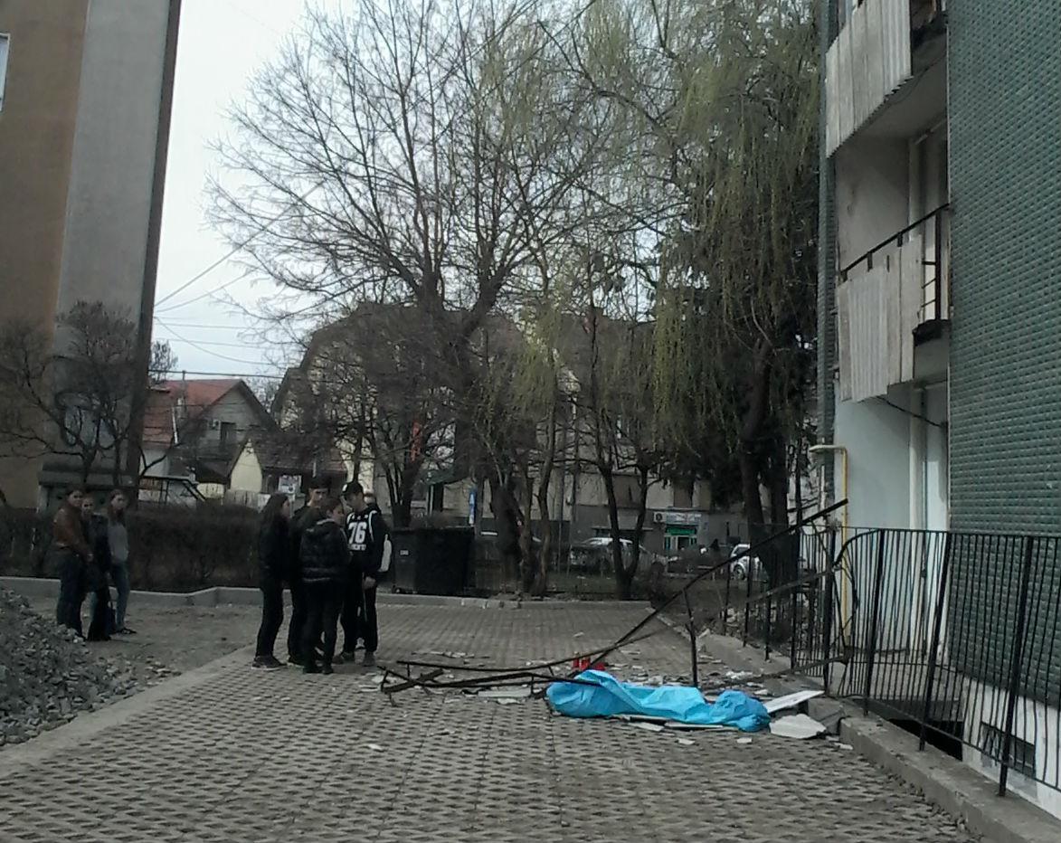 Un copil de aproape 2 ani a murit după ce a căzut de la etajul 4! Mama micuțului se afla &icirc;n casă