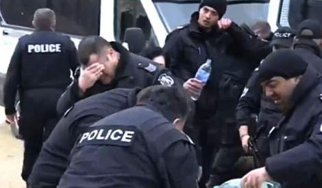 S-au „gazat” singuri! Polițiștii bulgari și-au dat cu spray lacrimogen în ochi, în timpul unui protest