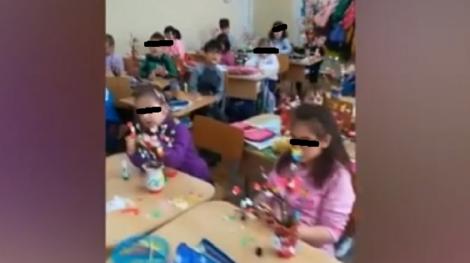 O învățătoare din București, în centrul unui scandal! S-a filmat în timp ce zbiară la copii, apoi le-a trimis clipul părinților: ”Ce faci, mă, te relaxezi? Nu poți să și cânți?”