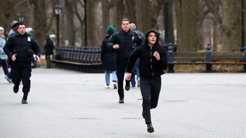 Rami Malek, fotografiat în timp ce era fugărit pe stradă! Actorul s-a lovit de un nevoiaș și a căzut – Foto