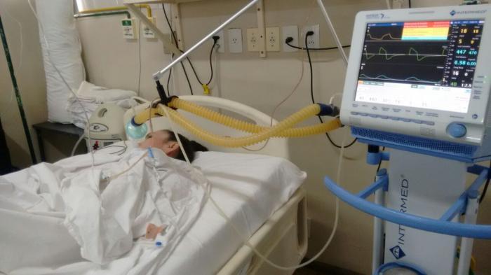 O copilă de 14 ani se zbate &icirc;ntre viață și moarte după ce a urmat o dietă. Fata este ținută &icirc;n viață doar cu ajutorul transfuziilor