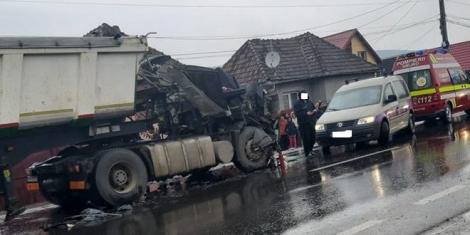 Impact puternic în Mureș! Trei autotrenuri au intrat în coliziune! Ce s-a întâmplat (FOTO)