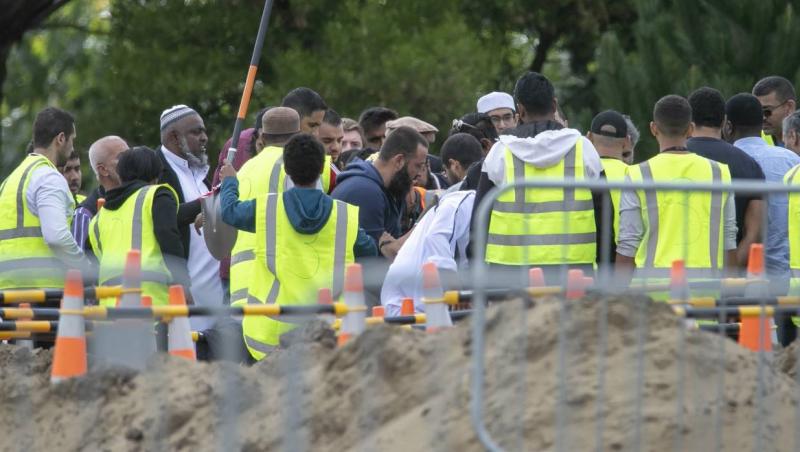 Lacrimi și durere la primele funeralii ale atacului terorist din Noua Zeelandă. Un bărbat de 44 de ani și fiul său de 12 ani au fost înmormântați