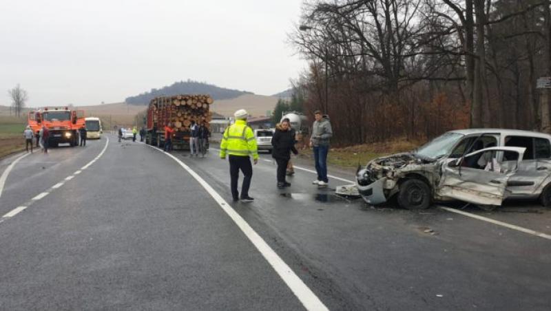 Trafic blocat complet în județul Brașov. Opt mașini au fost implicate în carambol, iar medicii acordă primul ajutor pe șosea