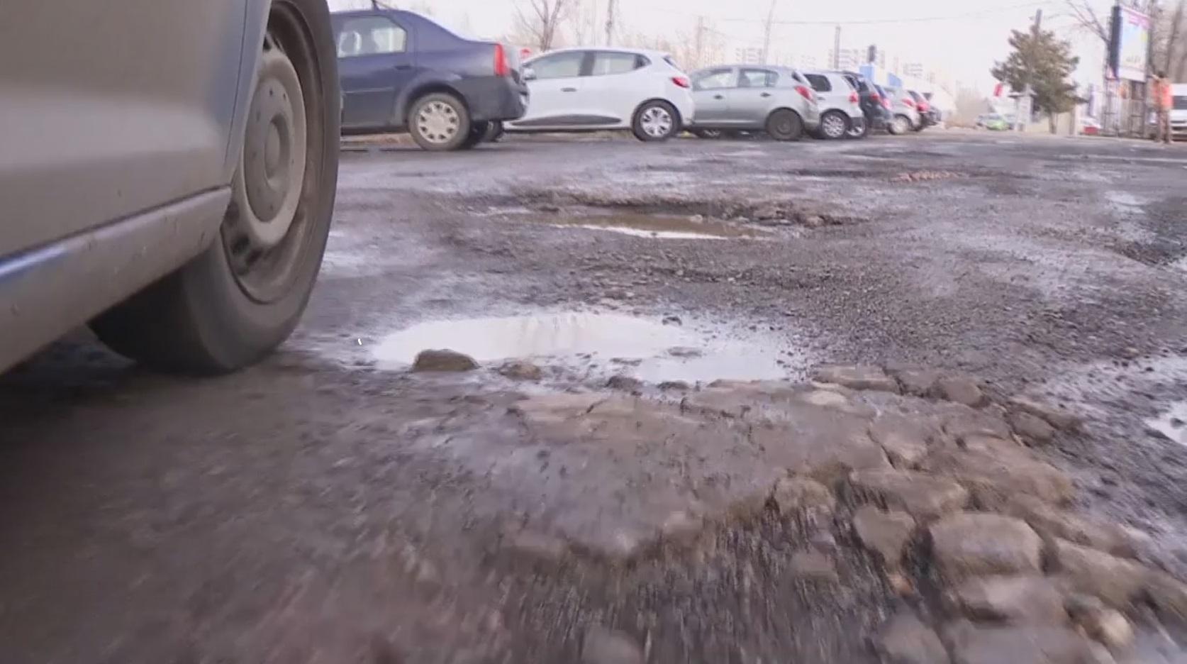 Bărbat sancționat de Poliție cu 1.000 de lei pentru că a murdărit carosabilul cu noroiul din stradă: "E vina mea că-s gropi?"