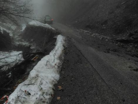 Hunedoara: Drumul spre Sarmizegetusa Regia a fost închis, după ce o porţiune de şosea s-a surpat, în urma ploilor