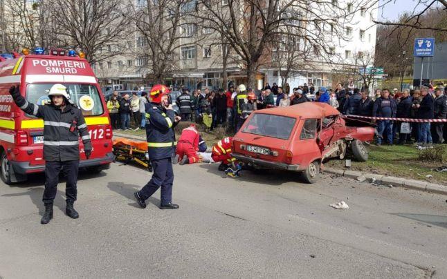 Doi morți și doi răniți grav, &icirc;n urma unui accident! Impactul a fost at&acirc;t de puternic, &icirc;nc&acirc;t două persoane au fost aruncate afară, prin parbriz&nbsp;