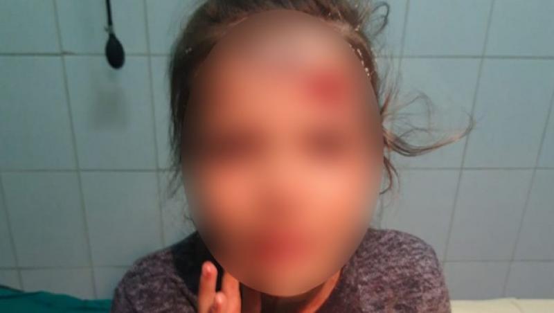 Video! O fetiță din Călărași a fost lovită cu un borcan în cap după ce a luat o pungă de pufuleți din raftul unui magazin alimentar
