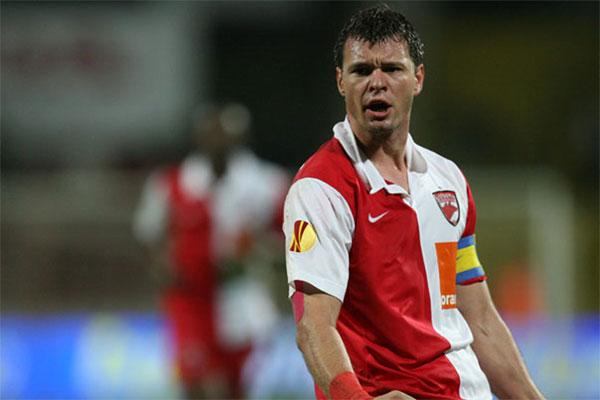 Transferul anului! Marius Niculae s-a &icirc;ntors la Dinamo!! La 37 de ani, atacantul a semnat astăzi un nou contract de fotbalist!