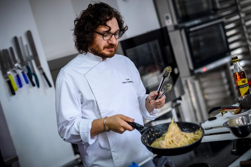 Chef Florin Dumitrescu, curs de gătit alături de câștigătorul aplicației Chefi la cuțite