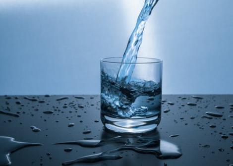 Câtă apă trebuie să bem în funcție de greutate? Aportul zilnic necesar de apă