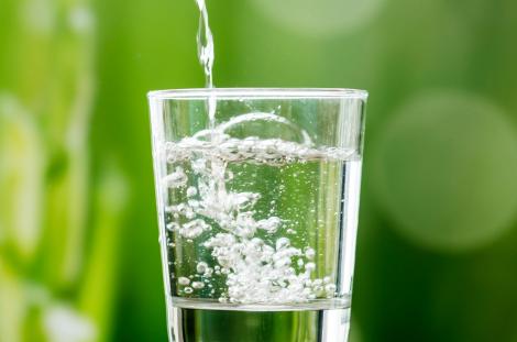 Câtă apă trebuie să bea un copil? Cosumul de apă în funcție de vârstă și greutate