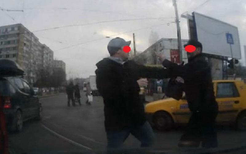 Poliția din Constanța cere ajutorul oamenilor. Șofer de autobuz, bătut de c&acirc;țiva adolescenți p&acirc;nă și-a pierdut cunoștința