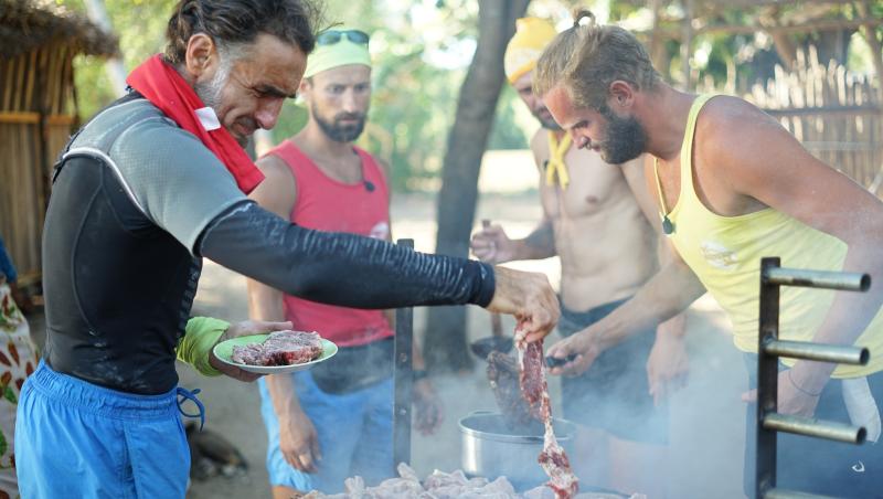 Semifinaliștii de la ,,Ultimul Trib'' au încins o petrecere pe cinste cu mâncare și straie românești: ,,Am fost omeniți cu toate felurile de carne. Îmi venea apă în gură și mi se plimba omulețul în gât''