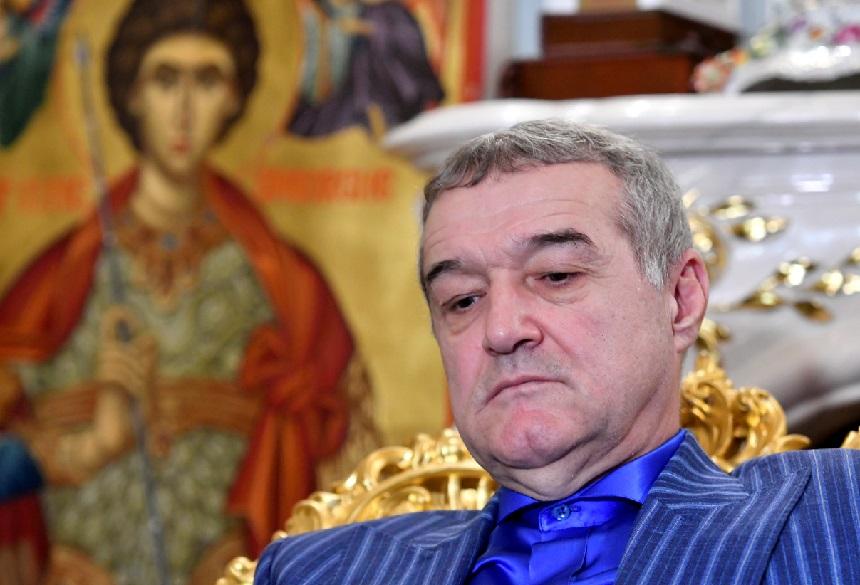 Imagini de senzație cu Gigi Becali și turma lui de oi. Afaceristul şi-a sfinţit st&acirc;na din Pipera!