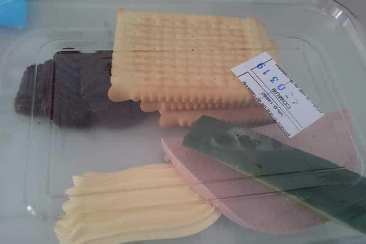 Mic dejun la un spital din București pozat de o pacientă. O jumătate de felie de parizer, margarină şi un sfert de castravete