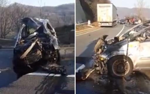 Accident grav &icirc;n Mehedinți! Doi copii sunt &icirc;n stare gravă, după ce o mașină s-a răsturnat și a intrat &icirc;ntr-un TIR &ndash; Video