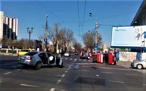 Ambulanță răsturnată din cauza unui șofer, în București! Trei persoane au ajuns la spital