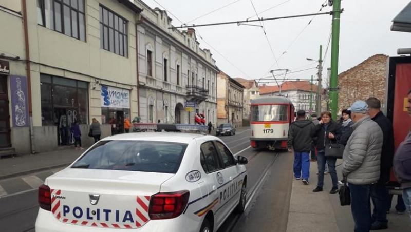 Pensionar căzut din tramvai la Arad