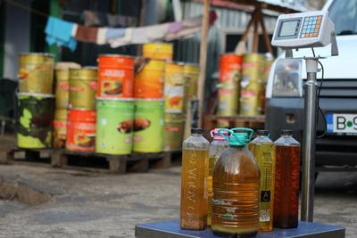 Bani și cadouri pentru rom&acirc;nii care duc uleiul alimentar folosit la reciclare! Unde poți fi recompensat pentru o faptă bună!