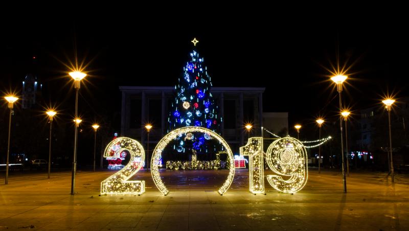 Luminițele pentru Sărbătorile de Iarnă 2018-2019 au fost mai scumpe cu 53, 14%. Vezi care au fost cele mai cheltuitoare orașe din România