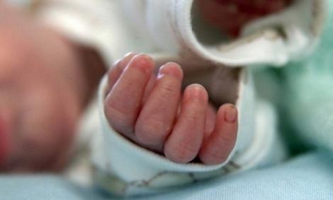 Tragedie imensă! O mamă a fost găsită moartă pe podea, în maternitate, cu bebelușul nou-născut sub ea