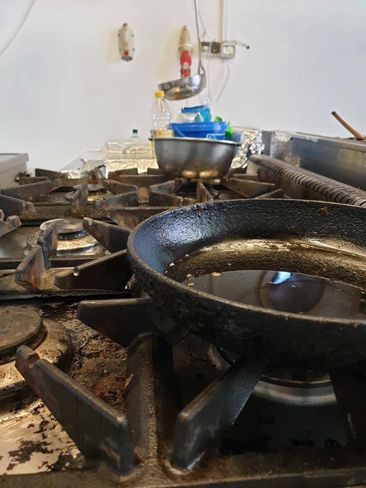 Activitate suspendată pentru o firmă de catering din Timişoara, care a livrat m&acirc;ncare unui spital de oncologie, unor grădiniţe şi unei delegaţii de oficiali europeni