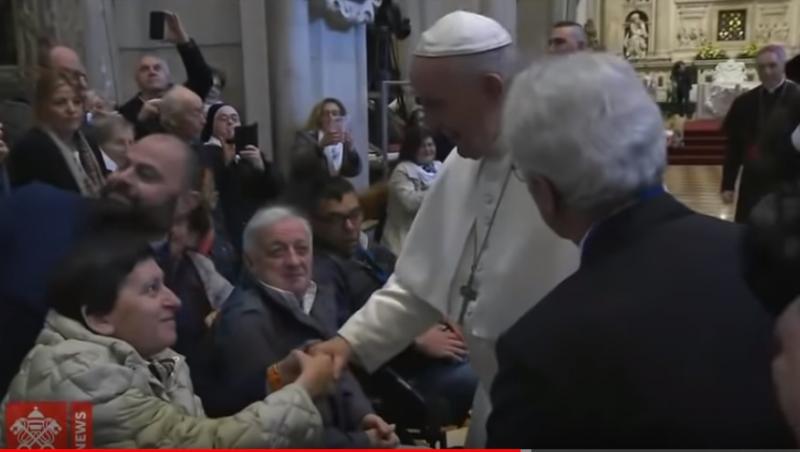 Papa Francisc în România. Motivul pentru care refuză să-i fie sărutat inelul papal