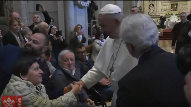 Papa Francisc în România. Motivul pentru care refuză să-i fie sărutat inelul papal
