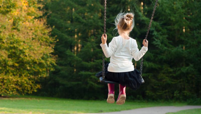 Părinții și-au uitat fetița în parc timp de 14 ore! Ce explicație halucinantă au dat polițiștilor