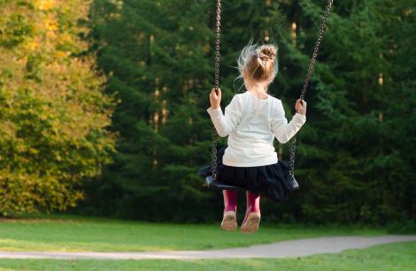 Părinții și-au uitat fetița în parc timp de 14 ore! Ce explicație halucinantă au dat polițiștilor