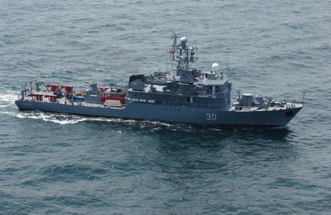 O navă militară românească face antrenamente comune cu un vânător de mine francez, în Marea Neagră