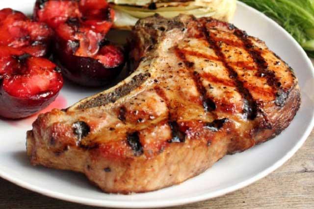 Moarte tragică pentru un t&acirc;năr de 18 ani! Băiatul a murit după ce a m&acirc;ncat o friptură de porc. Care a fost diagnosticul