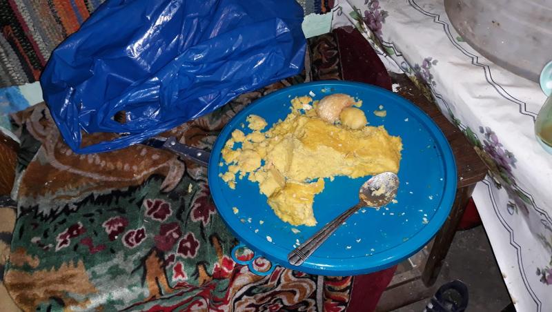 O familie cu nouă copii trăiește într-o singură cameră, în Suceava! Mănâncă mămăligă din capace (VIDEO)