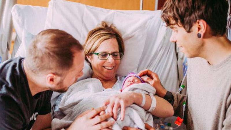 Și-a riscat viața pentru a-l vedea fericit! O femeie de 61 de ani și-a născut prima nepoată, astfel încât fiul ei gay să poată deveni tată!