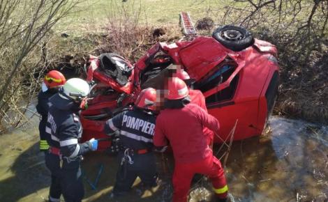 Accident teribil în Bistrița-Năsăud! O mașină a intrat într-un cap de pod și a plonjat într-un râu! Un tânăr de 21 ani a murit pe loc
