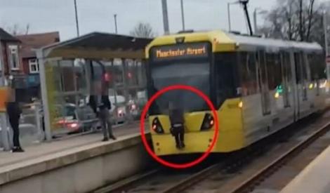 Copil de 11 ani surprins pe tramvai în timpul mersului. Oamenii și-au pus mâna la ochi când au văzut