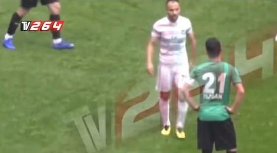 Momentul &icirc;n care un jucător de fotbal l-a tăiat cu lama pe un adversar, &icirc;n timpul unui meci!&nbsp;