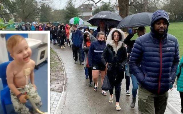 Caz umanitar emoționant! 4.800 de oameni au stat la coadă &icirc;n ploaie pentru a-l ajuta pe Oscar, băiețelul diagnosticat cu o formă rară și agresivă de leucemie