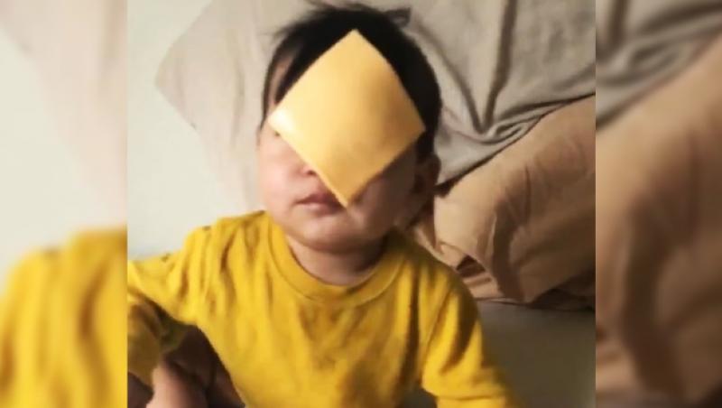 Ultima provocare în rândul părinților: felia de brânză topită pe fața copiilor. Care este adevărul din spatele provocării
