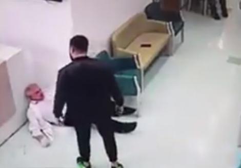Un medic ginecolog a fost bătut într-un spital din Galați! L-a trântit la pământ! Imagini șocante! Video
