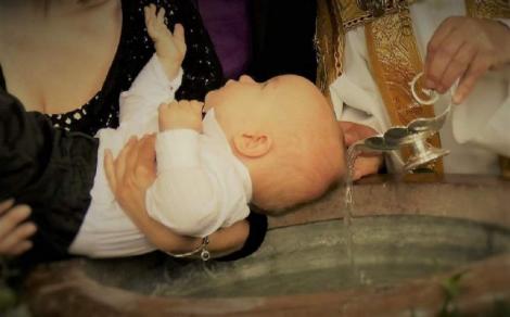 O româncă din Anglia este refuzată de preoții ortodocși să-și boteze bebelușul pentru că nu este cunununată religios