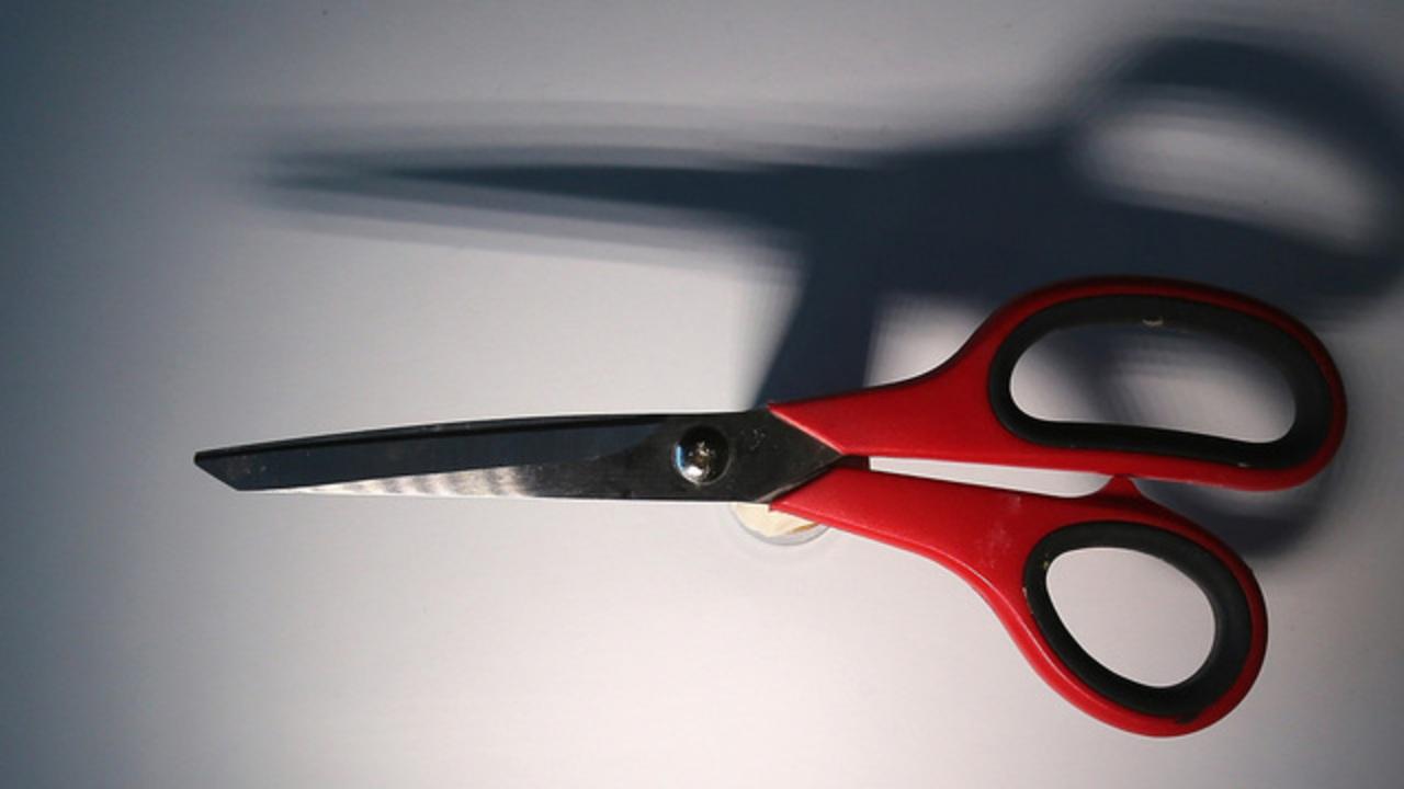 O elevă a fost &icirc;njunghiată &icirc;n g&acirc;t cu o foarfecă! &bdquo;Am găsit-o &icirc;ntr-o baltă de s&acirc;nge&rdquo;