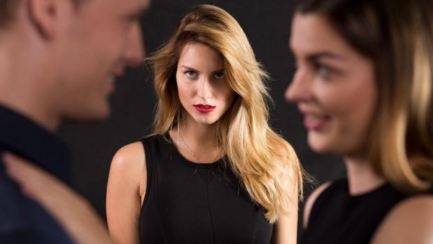 Cum a fost pedepsită o femeie care și-a prins soțul cu amanta și a luat-o la bătaie! Femeia a avut nevoie de 70 de zile de &icirc;ngrijiri medicale